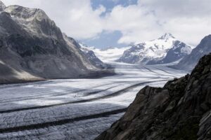 Los glaciares suizos perdieron un 6 % de su hielo en 2022, un descenso récord